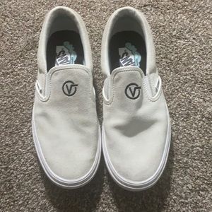 selling a brand new pair of vans, size 9.0 women’s